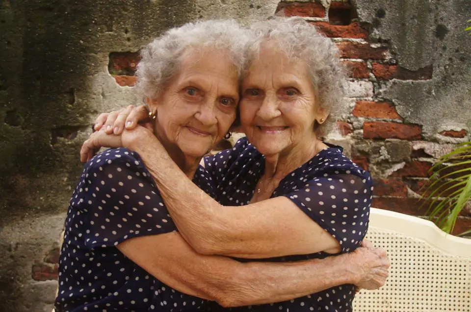 abuelitas gemelas cubanas