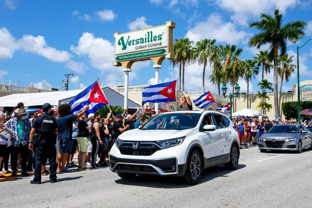 ¿Viven o sobreviven los cubanos con el alto costo de la vida en Miami?