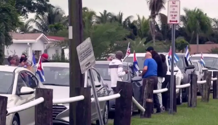 cubanos caravana Miami
