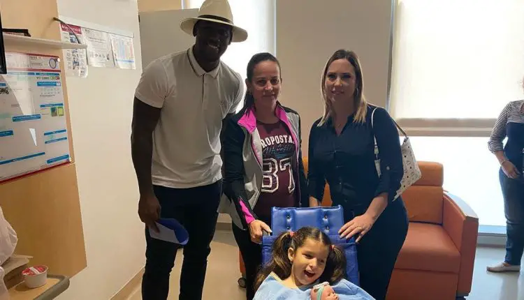pelotero cubano visita a la niña Ashlin