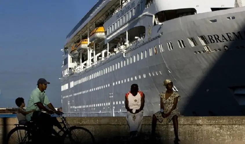Cuba estaría cobrando 2 millones de dólares por evacuar crucero británico con pacientes con coronavirus