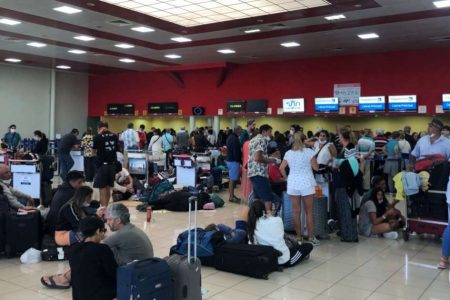 Multitud-de-pasajeros-desesperados-por-dejar-el-aeropuerto-Jos%C3%A9-Mart%C3%AD-de-La-Habana-450x300.jpg
