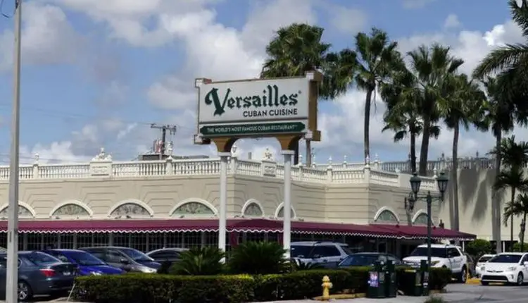 La cadena de restaurantes cubanos Versailles en Miami despide a 400 empleados por la crisis del coronavirus