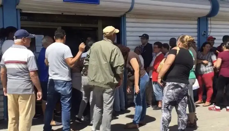 colas para comprar pollo racionado en La Habana