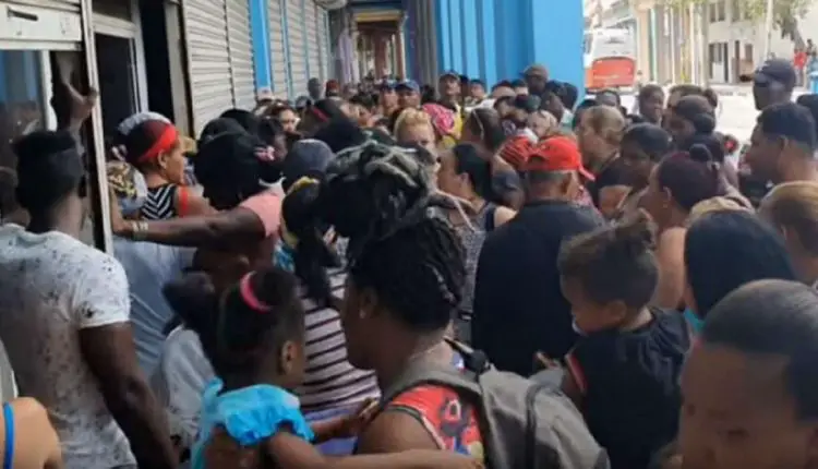 Los cubanos se aglomeran en colas para comprar comida a pesar del coronavirus