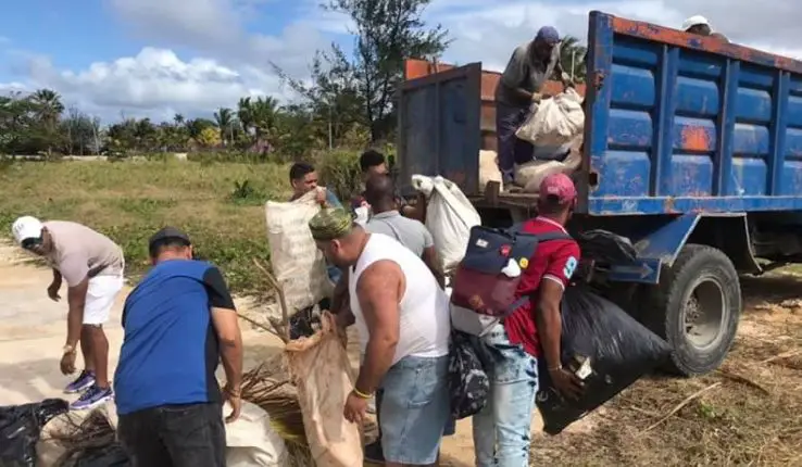 santeros cubanos realizan tareas de saneamiento en las playas habaneras