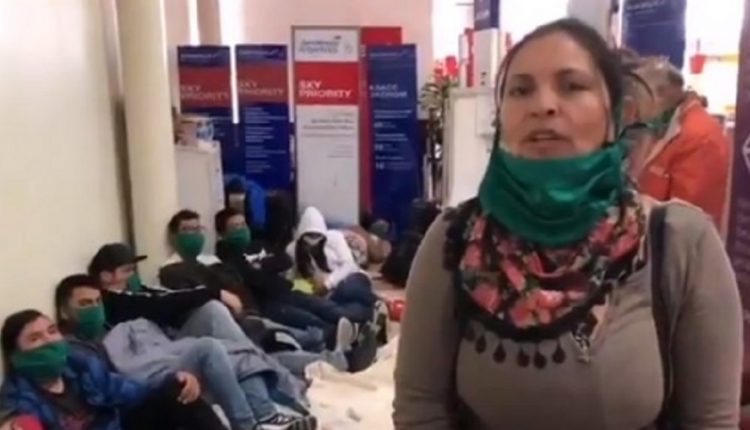 Turistas chilenos varados en Cuba denuncian que los tienen en "condiciones inhumanas" en el aeropuerto José Martí