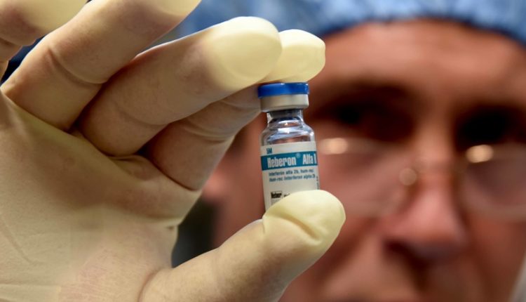 Cuba comenzará a aplicar una versión del Interferón vía nasal a todo el personal médico que combate el coronavirus