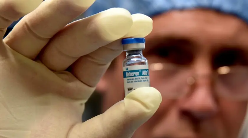 Cuba comenzará a aplicar una versión del Interferón vía nasal a todo el personal médico que combate el coronavirus