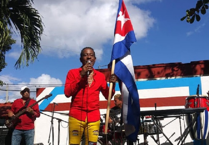 Cantante cubano Candido Fabré ofrece concierto desde la azotea de su casa para todos sus vecinos recluidos en cuarentena