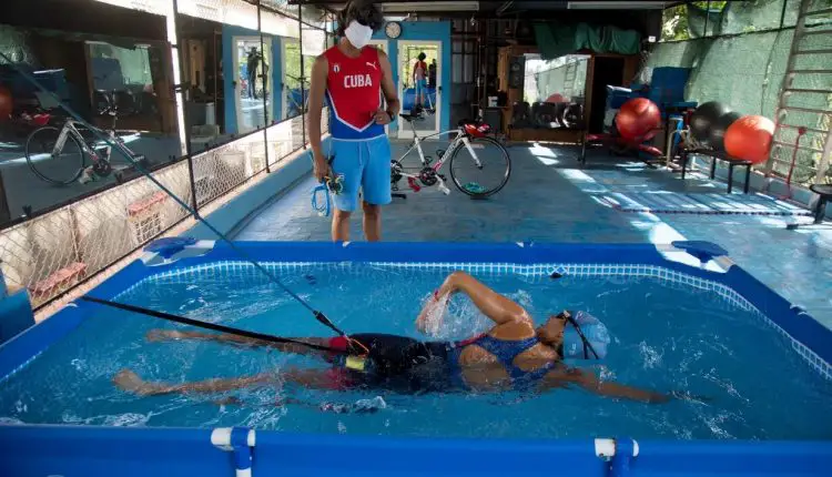 Deportistas cubanos apelan a la creatividad para entrenar en medio de la pandemia