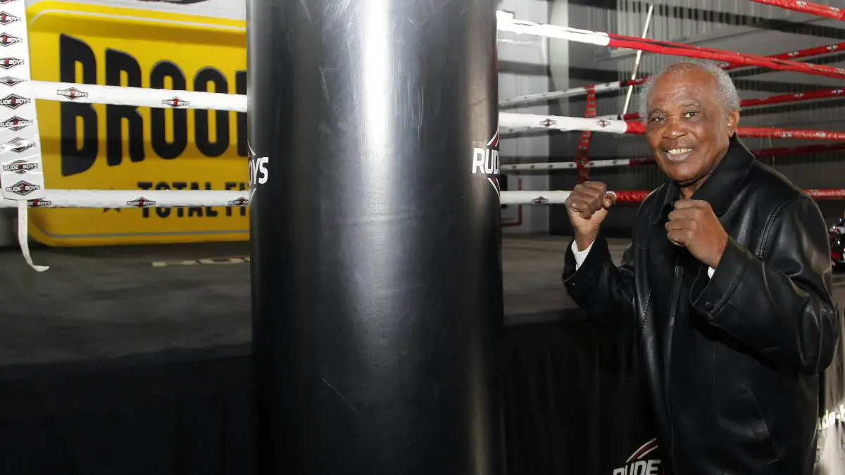Púgil cubano José Legrá, quien fue dos veces campeón mundial de boxeo, está hospitalizado con coronavirus