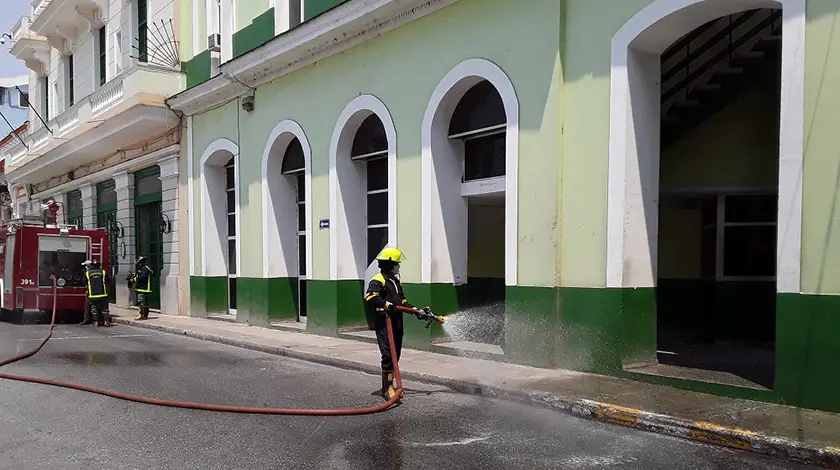 Limpian calles de Matanzas y Cienfuegos con agua y cloro