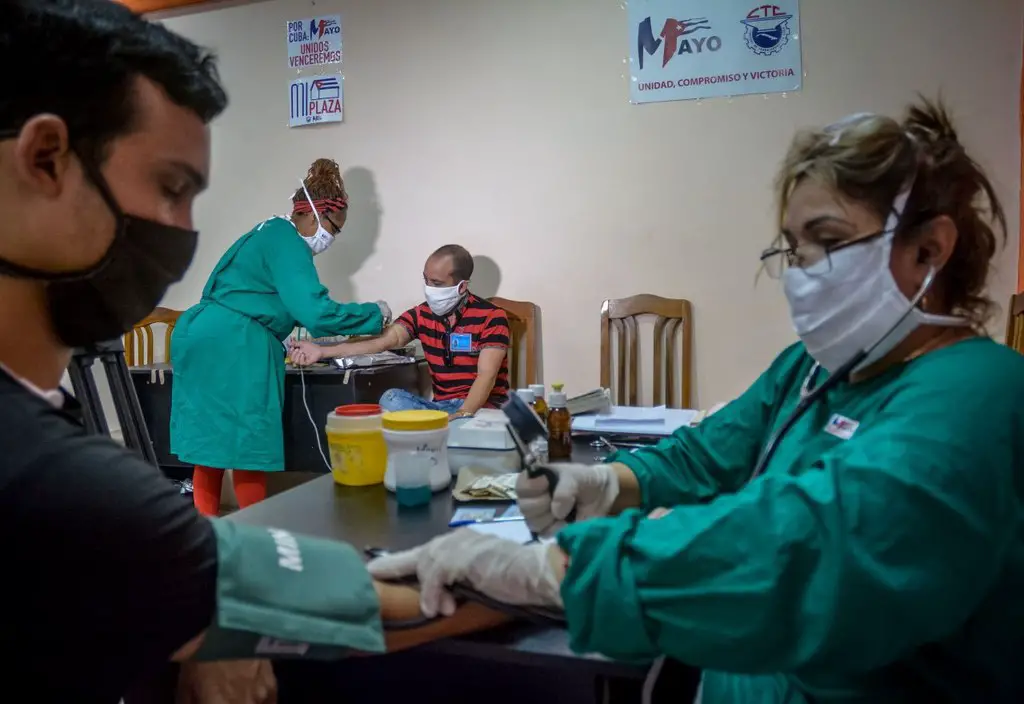 Cuba comienza a aplicar una vacuna contra la meningitis en personal de la salud y ancianos