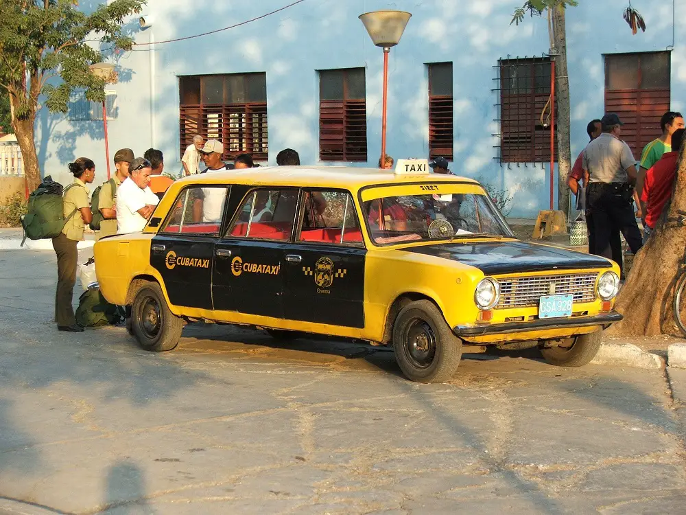 ¿Sabías que Cuba cuenta con su propia limusina y son de la marca rusa Lada?