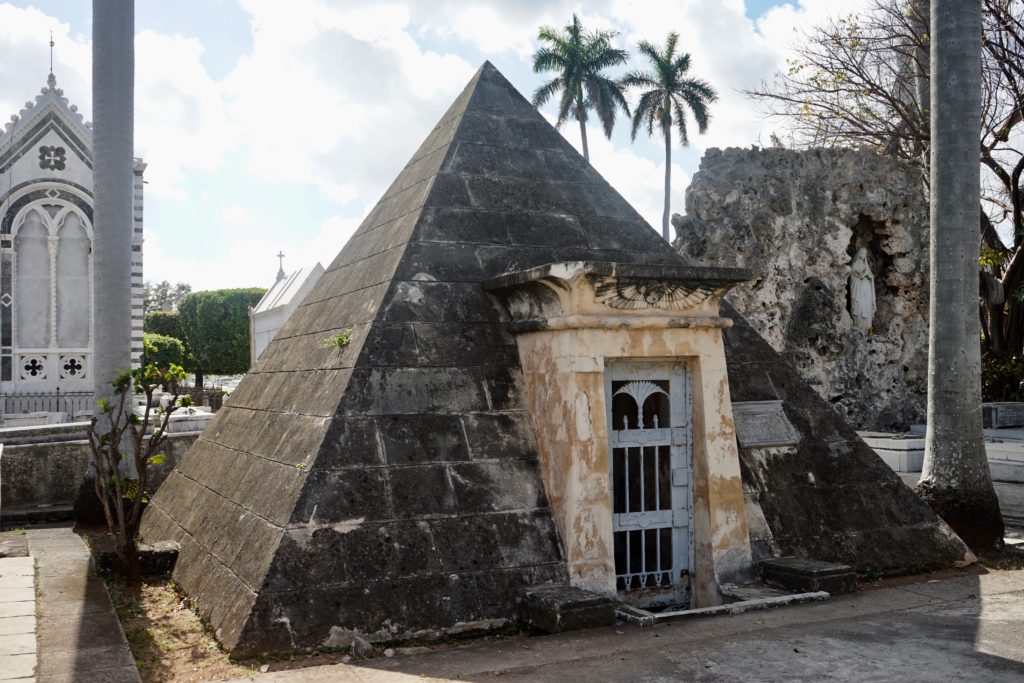 ¿Sabías que hay un cubano enterrado dentro de una pirámide egipcia en el Cementerio de Colón?