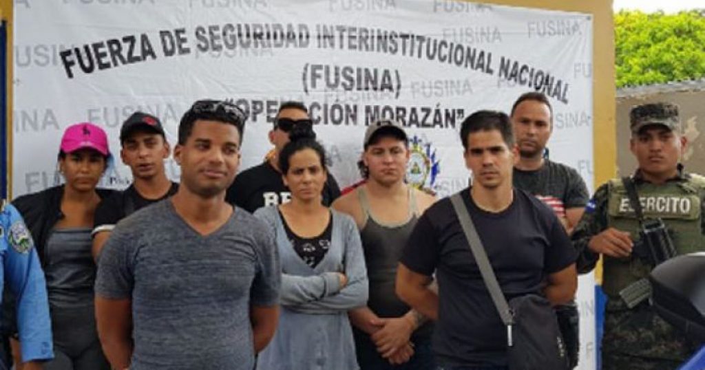 Detienen policía en Honduras que trasladaba ilegalmente a 8 migrantes cubanos
