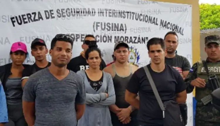 Detienen policía en Honduras que trasladaba ilegalmente a 8 migrantes cubanos