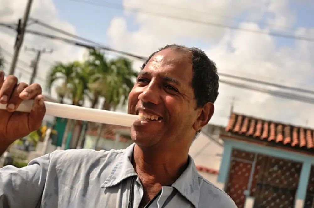 Diarelis Acosta, el cubano que come vidrio en Pinar del Río