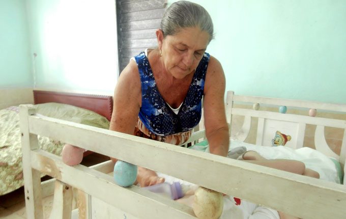 Yusel Figueredo, un niño cubano de 43 años que lleva postrado en una cuna toda su vida