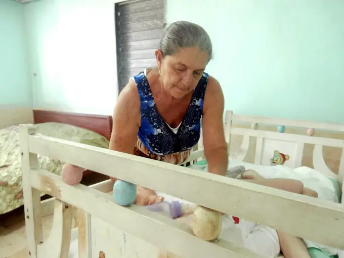 Yusel Figueredo, un niño cubano de 43 años que lleva postrado en una cuna toda su vida