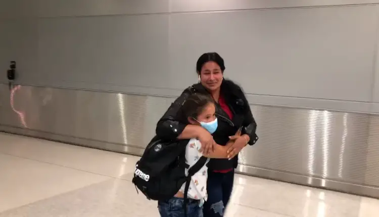 Niña cubana se reencuentra con su madre en Miami después de 5 años sin verse