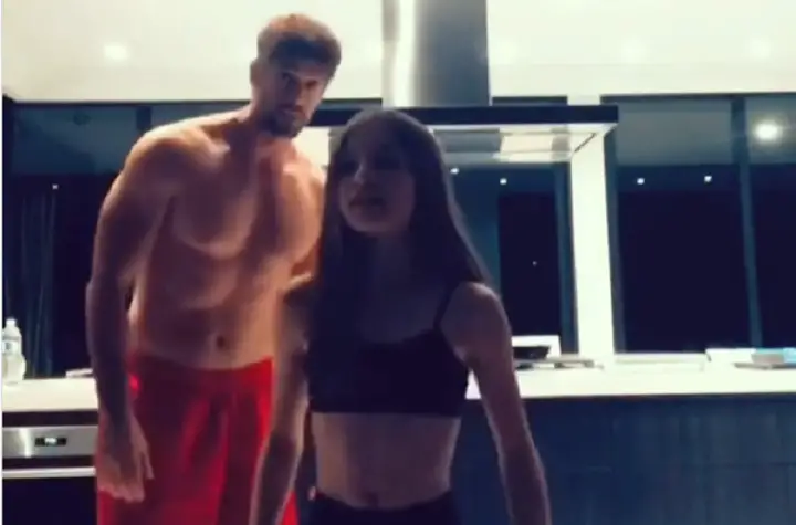 William Levy se cuela en un Tik Tok de su hija sin camisa y el video se vuelve viral