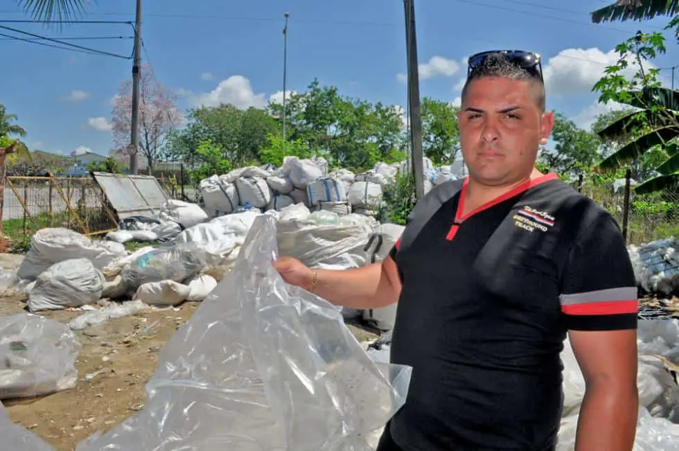 Este joven cubano logró convertir con sus manos el plástico en oro
