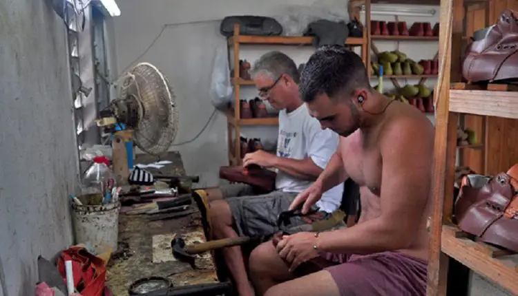 Camajuaní, el pueblito cubano que se ha convertido en el imperio del zapato artesanal en la Isla