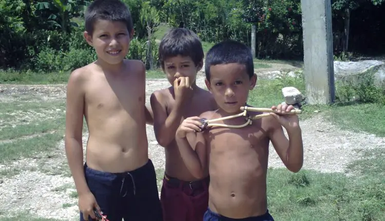 Tirapiedras, el "arma letal" en la infancia de los niños cubanos
