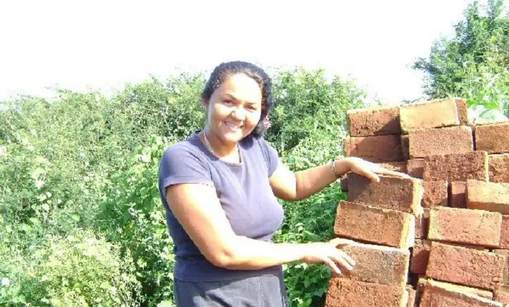 Yanuris, una cubana que "cocina" ladrillos en el patio de su casa para sobrevivir