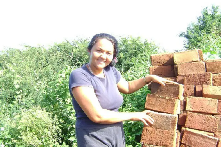 Yanuris, una cubana que "cocina" ladrillos en el patio de su casa para sobrevivir