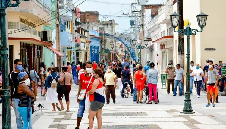 Cubanos vuelven a las calles después de semanas de confinamiento