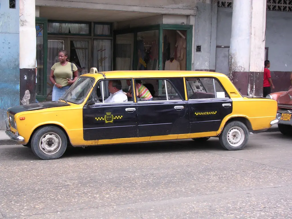 ¿Sabías que Cuba cuenta con su propia limusina y son de la marca rusa Lada?
