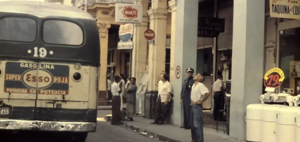 ¿Sabías que hasta la década de 1950 en Cuba rodaron guaguas de madera?