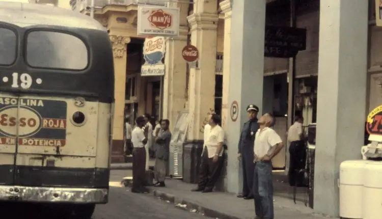 ¿Sabías que hasta la década de 1950 en Cuba rodaron guaguas de madera?