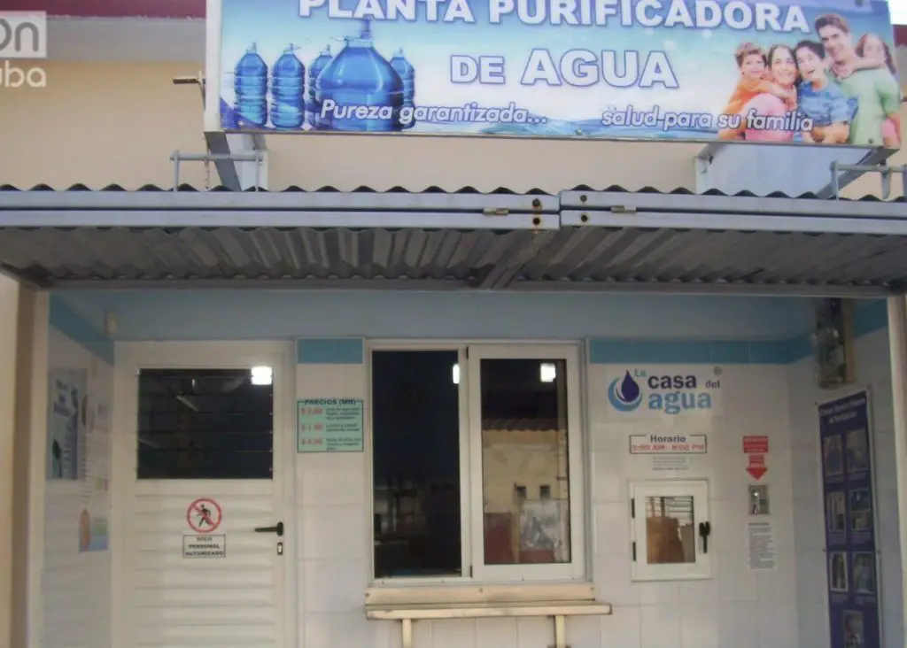 Roberto Jorge, uno de los pocos cubanos que tiene su propia "fábrica" para vender agua