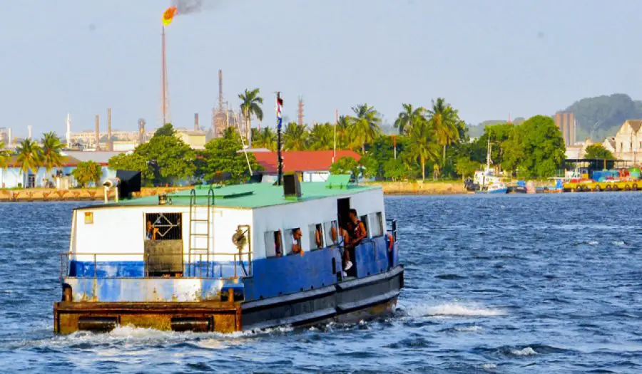 Para cruzar la Bahía de La Habana yo me monto en la lanchita...