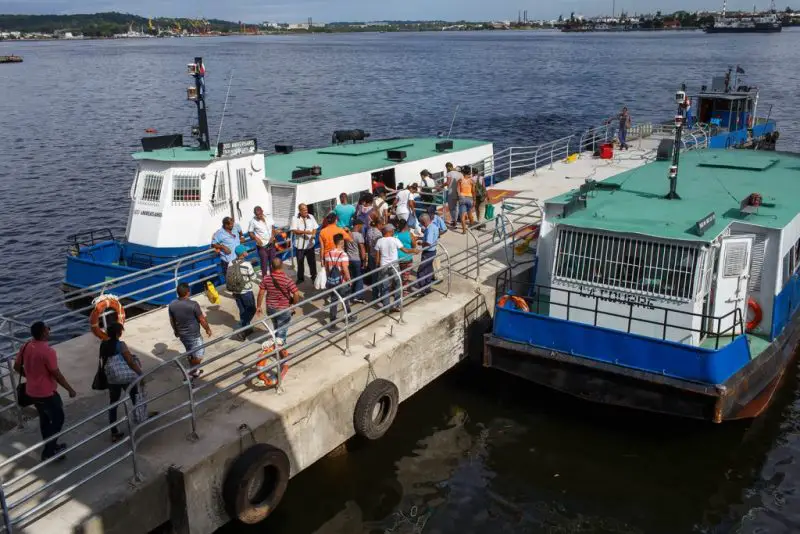 Para cruzar la Bahía de La Habana yo me monto en la lanchita...
