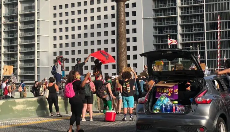Manifestantes en Miami ondean banderas con el rostro del Che en protestas contra el racismo