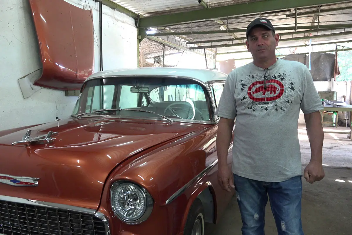 Estos cubanos son capaces de hacer de forma artesanal todas las piezas de un Chevrolet 1950