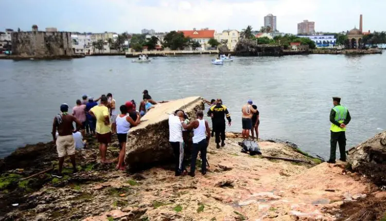 Joven cubano muere impactado por un rayo mientras pescaba en el Malecón de La Habana