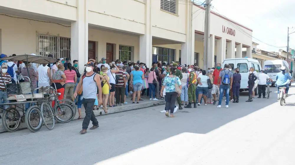 Cubanos vuelven a las calles después de semanas de confinamiento