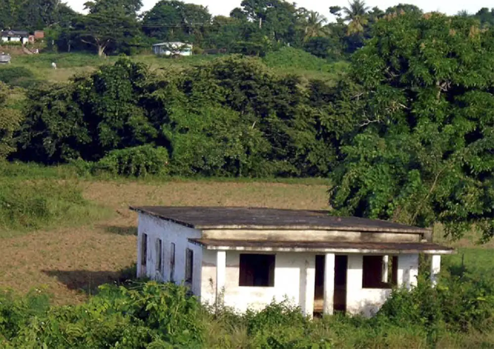 La casa embrujada de Juan “el Colorao” en la autopista que une a La Habana con Pinar del Río