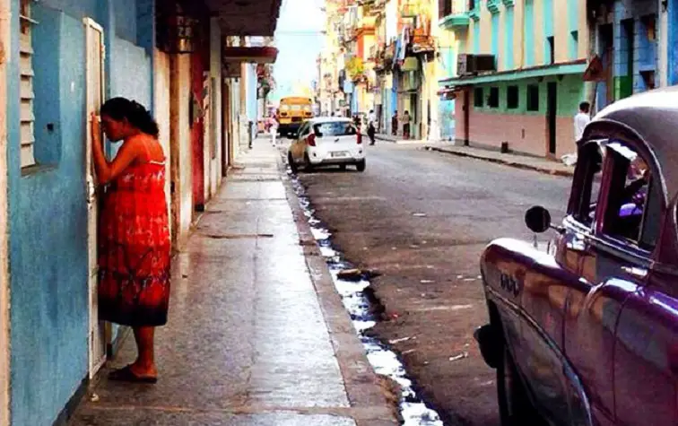 El chismoso, ese vecino que todos tuvimos en Cuba