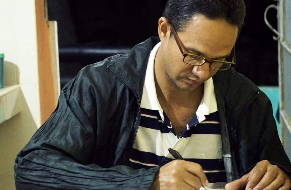 Este cubano lleva 10 años escribiendo cartas a reyes, presidentes y personalidades del mundo entero