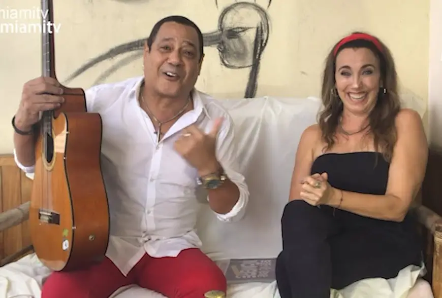 Los populares actores cubanos Tahimí Alvariño y Barbaro Marín ha vuelto a rencontrarse ante las camaras por primera vez después de que separaran hace cinco años, y luego de mantener por 21 años uno de los matrimonios más solidos del mundo artistico en la Isla. Bárbaro fue el primer invitado a un nuevo programa de entrevistas que Tahimí esta llevando desde Cuba, junto a su hermana María Karla Rivero, quien reside en Miami. El actor abrió su corazón, quizas por la confianza que tiene con su ex, y habló de todos lo sueños que le quedan por cumplir, de las superticiones en las que cree y hasta del motivo por el que se llama Bárbaro. Durante el tiempo que duró la entrevista quedó claro la quimica que aún mantiene, más allá de que su relación llegó a su fin después de más de veinte años, pues aún comparten la crianzas de dos hijos que tienen en común. La cosa fue subiendo de tono y se puso picante, pues compartieron algunas anecdotas que vivieron juntos, mientras reian y mostraban la cantidad de vivencias que comparten. Bárbaro no dejó de piropearla y llamarla "bella" o halagarle "sus ojos tan lindos que encandilan", admitiendo que su mirada aún lo ponía nervioso. “Nosotros hace más de cinco años que terminamos, pero es el papá de mis dos hijos, y tenemos una relación porque somos los padres de María Fernanda y de Diego”, dijo Tahimí sobre su ex pareja. Sin embargo, la actriz confesó que prefiere no tener que volver a compartir pantalla con él si se trata de algún papel romántico, que implique algún tipo de relación intima entre ellos, aunque sea en la ficción. La entrevista cerró con Bárbaro cantando guitarra en mano el tema Cómo voy a decirte (que te estoy amando), un final lleno de emociones. https://www.youtube.com/watch?v=7954wbyU4f0