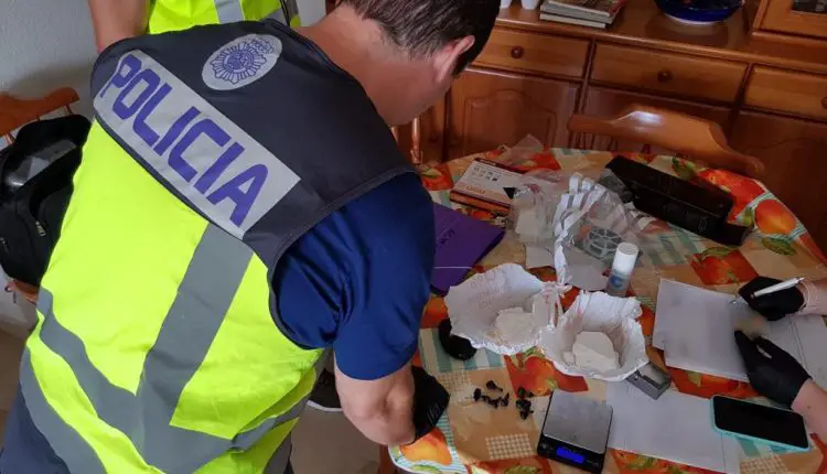 Policia en España desarticula banda de cubanos que se dedicaban a la venta de drogas en las playas de Benidorm