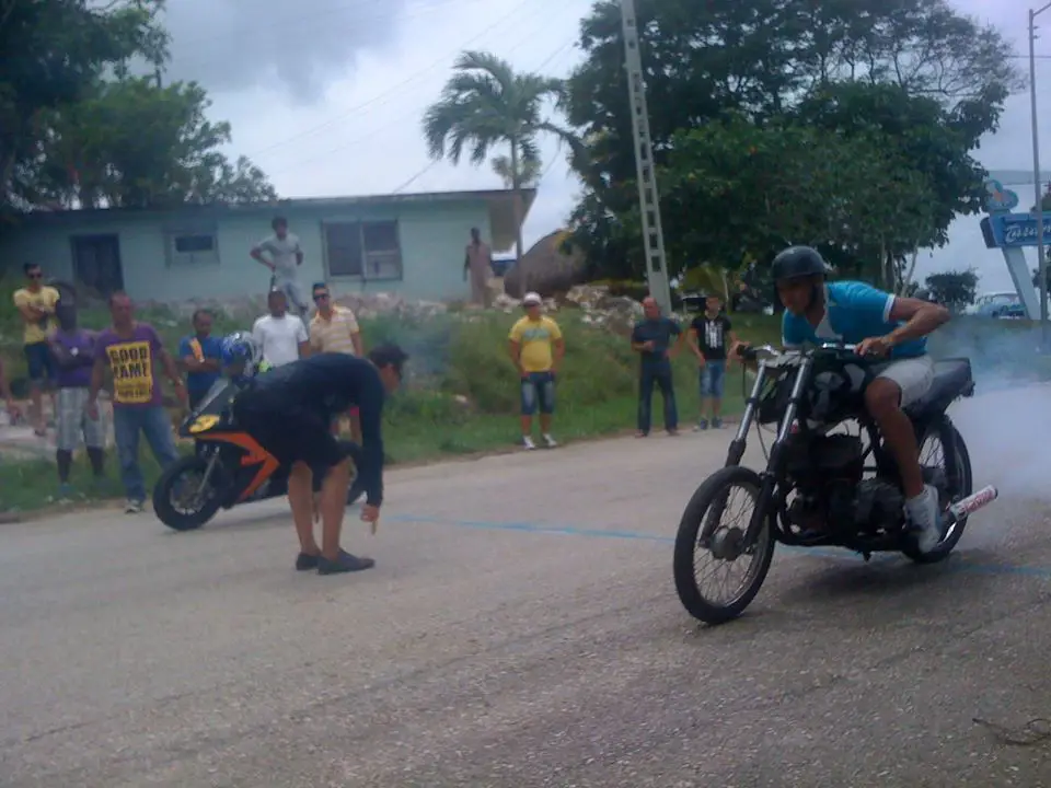 Carreras ilegales de motos, el peligroso espectáculo que mueve fortunas en Cuba