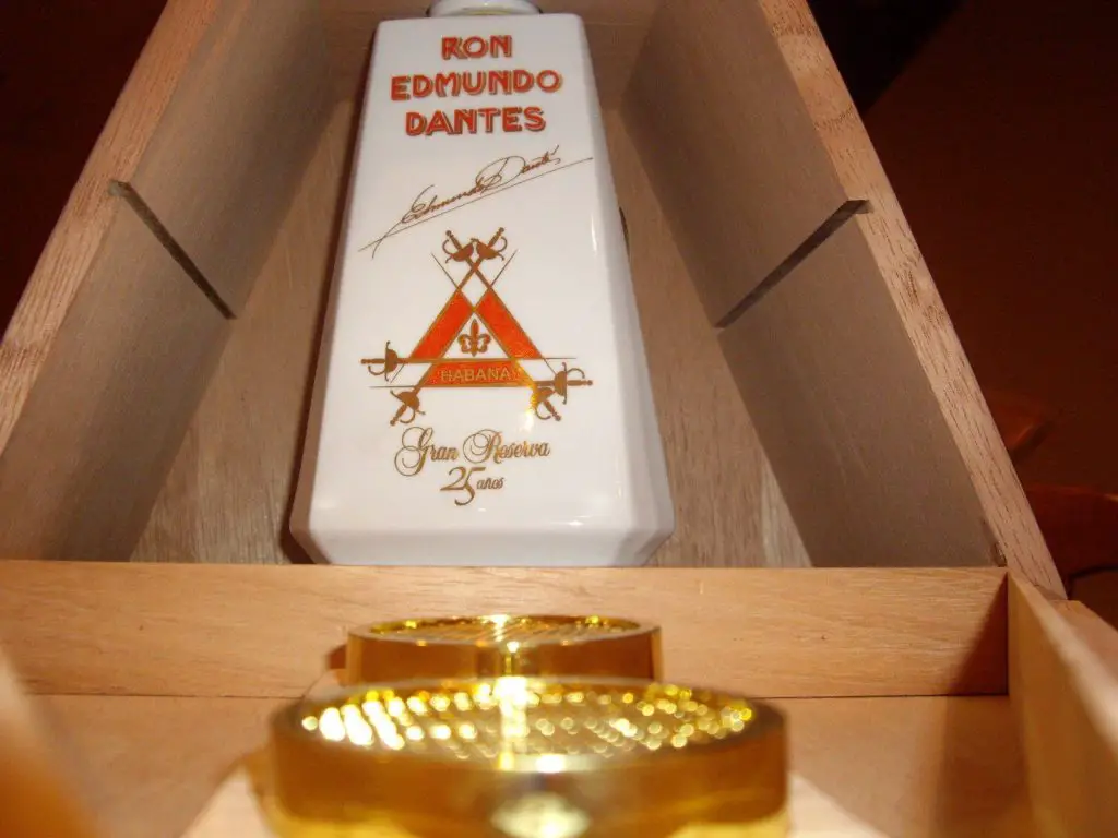 Ron Edmundo Dantes, la exclusiva botella de ron cubana decorada a mano con Oro de 24 kilates